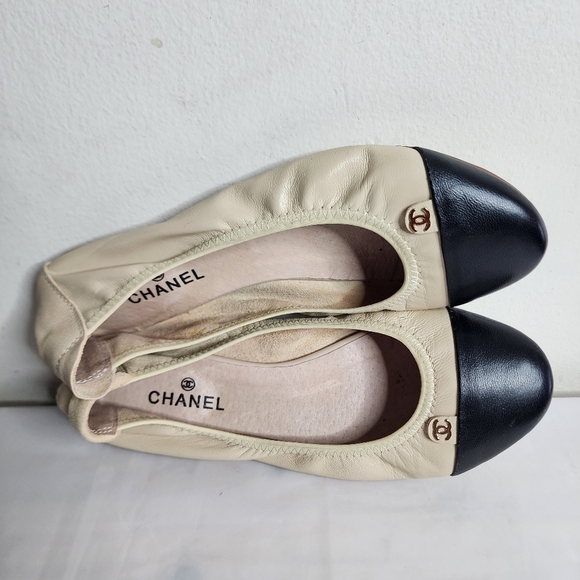 CHANEL Shoes - Chanel Women's Tan Black Ballet Flats Size 37 Shoes